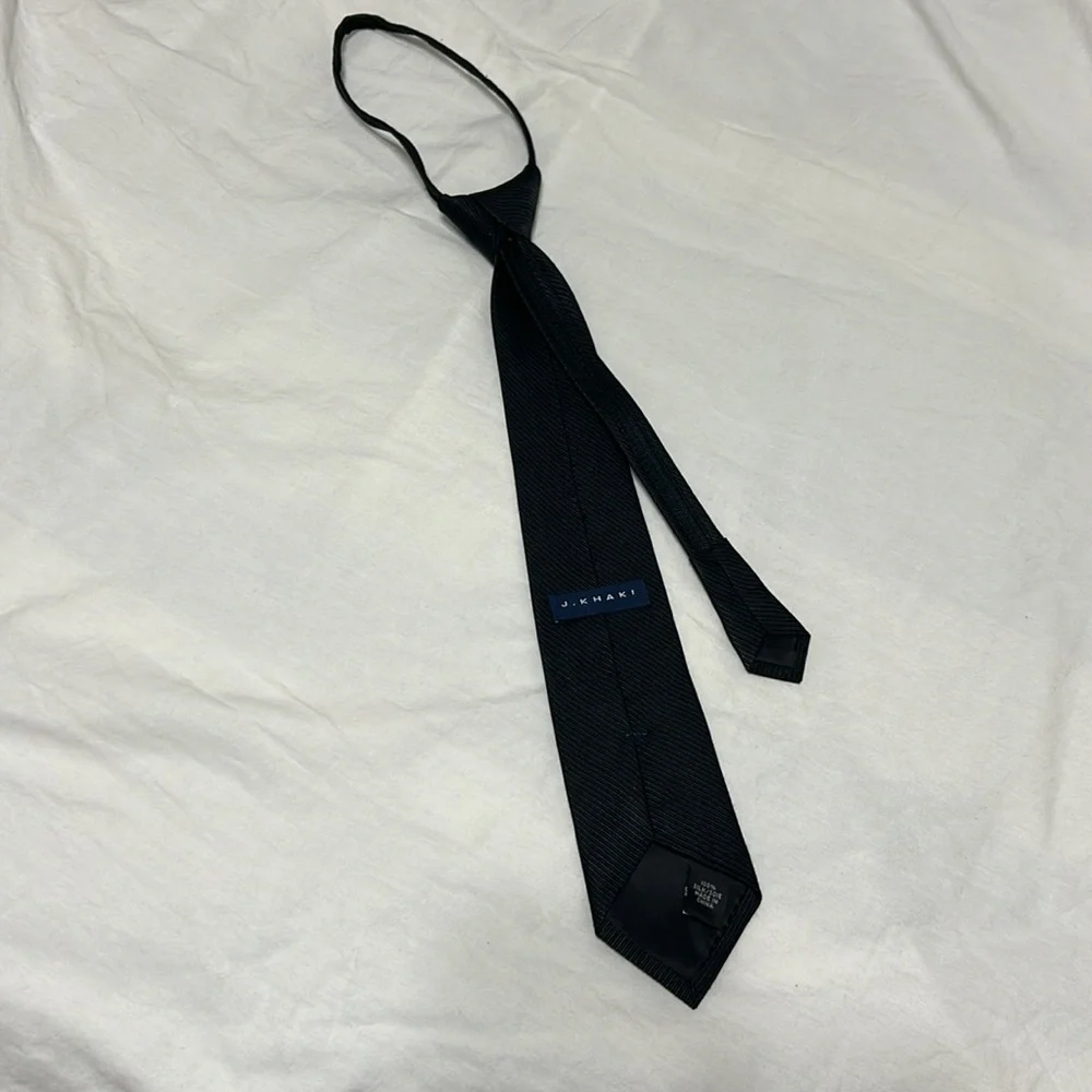 Neck Tie in black, zipper adjustable. Formal wear Preowned great condition.